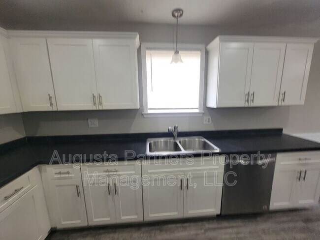 Building Photo - 142 Oakridge Dr