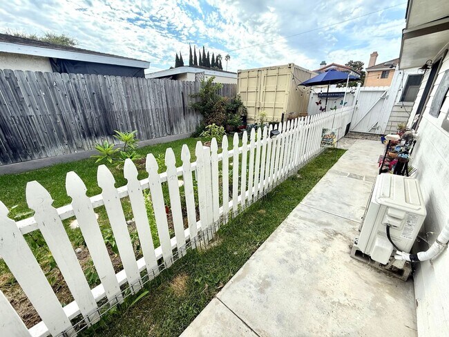 Building Photo - 3 units