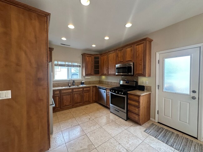 Building Photo - Move in special: $500 off first months rent! Home located in a gated Lakefront community with 3 s...