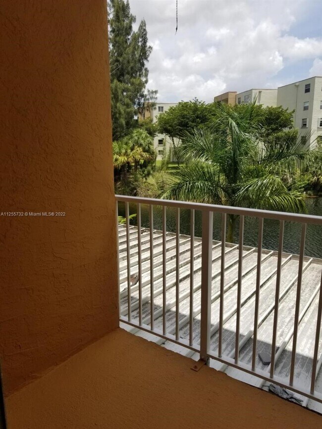 Building Photo - 6225 SW Kendale Lakes Cir