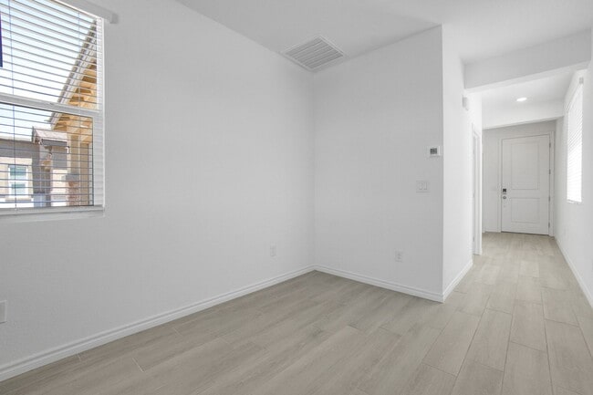 Building Photo - MULTI-GENERATIONAL New Build Home with En Suite In Skye Canyon!