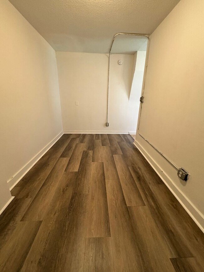 Building Photo - 608 9th St N