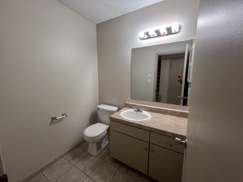 Building Photo - 7206 Creekside Dr