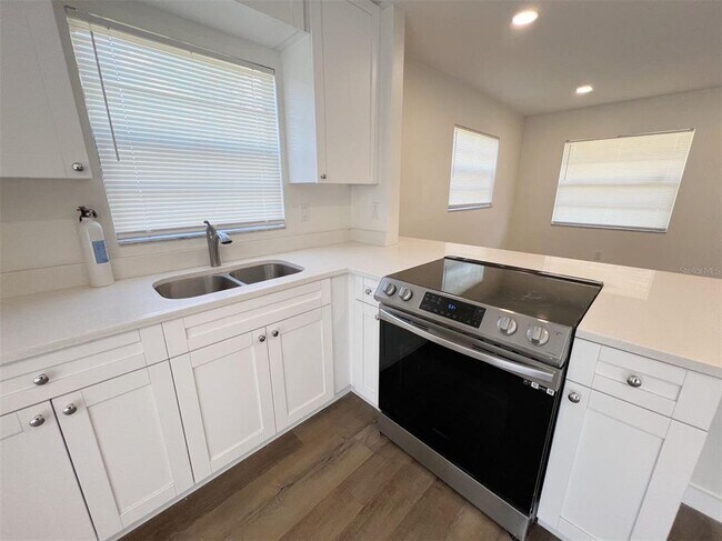 Building Photo - 1016 9th Ave NW