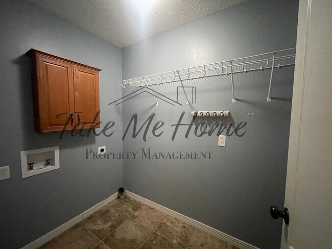 Building Photo - Modern 4-Bed, 2-Bath Home for Rent in Republic – 3-Car Garage & Private Fenced Yard