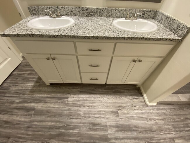 Building Photo - 2424 Alta Vista Ln