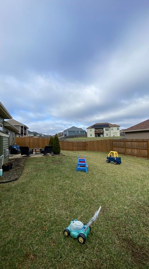 Building Photo - 3 bedroom 2 bathroom house with fenced in yard