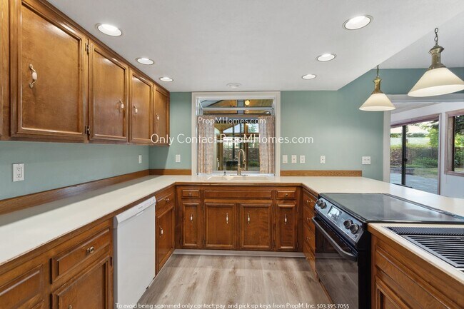 Building Photo - Spacious Three Bedroom Home in Desirable Charbonneau!