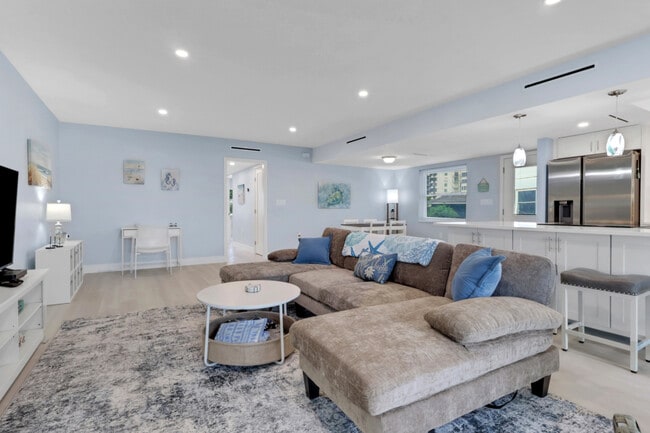 Building Photo - 3400 Gulf Shore Blvd N