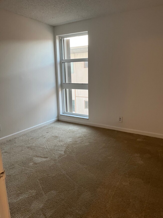 Building Photo - 2420 Diana Dr