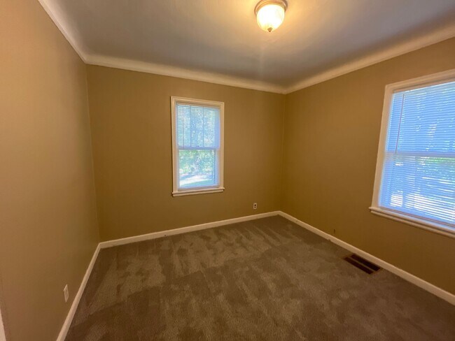 Building Photo - 4 bedroom, 2 bathroom home in the peaceful community of Mahtomedi access to White Bear Lake