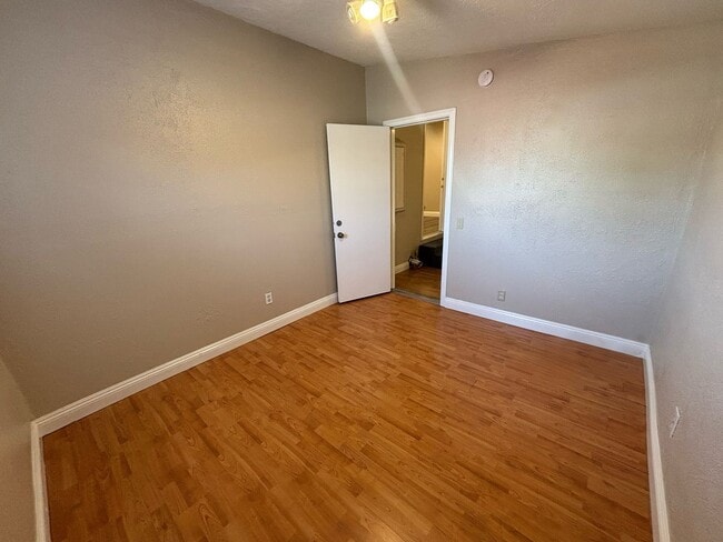 Building Photo - Spacious 2 Bedroom Home with 2 Bonus Rooms