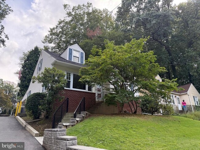 Primary Photo - 823 Edge Hill Rd