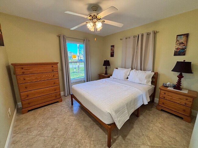 Building Photo - 583 SE Calmoso Dr
