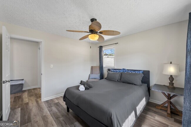 Building Photo - 1954 Woodbine Terrace NE