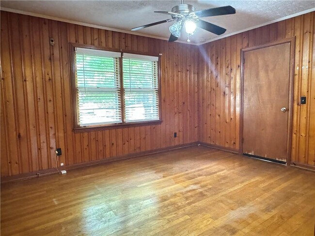 Building Photo - 222 Pineview Dr