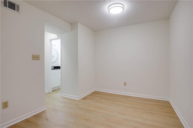 Building Photo - 304 Lexington Dr