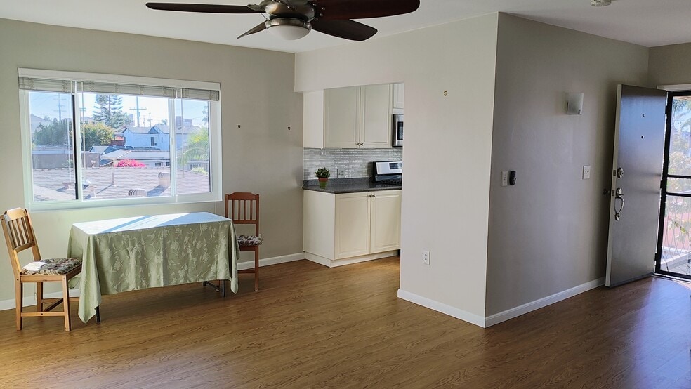 Living to kitchen - 4414 1/2 Kansas St
