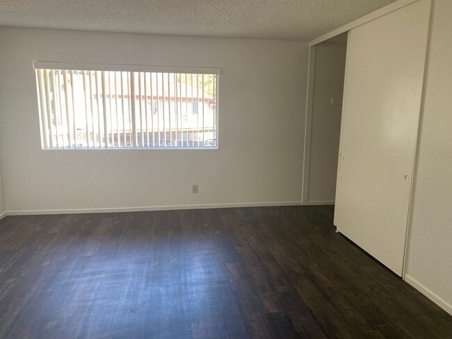 Building Photo - 2 story 2 bed, 1 1/2 bath Monticello Condo