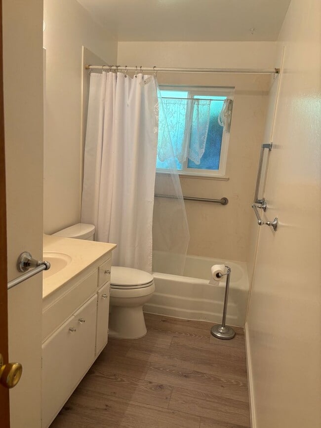 Building Photo - Bennett Valley 3 bedroom 2 bath Home!