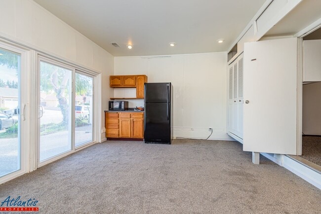 Building Photo - Beautiful Home | Attached ADU Suite | Desirable Location