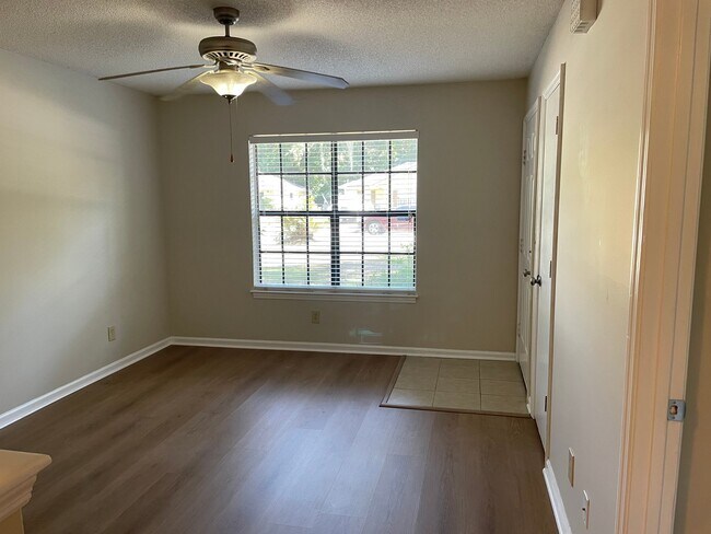 Building Photo - 107 Wisteria Ct