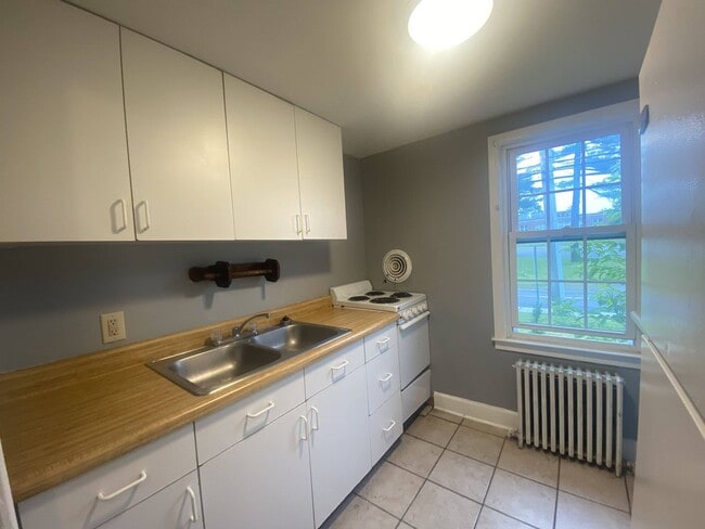 Building Photo - 325 Kenwood Ave