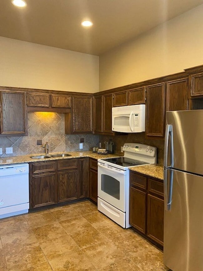 Building Photo - 3 bedroom 2 bath Duplex Text 302-231-7228 ...