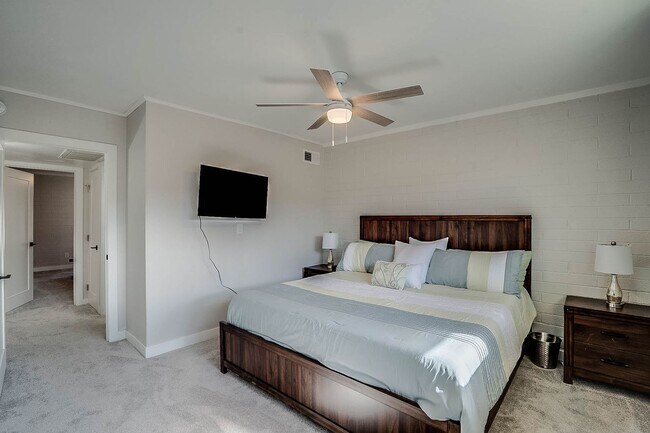 Building Photo - Prime Location - 2-bedroom, 1.5-bath townhome in Central Scottsdale!