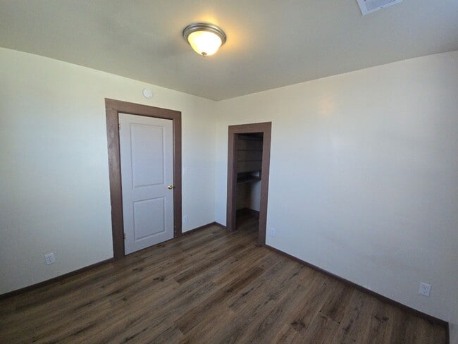 Building Photo - 3BR Eureka home offers remodeled interior, large yard and outbuildings!