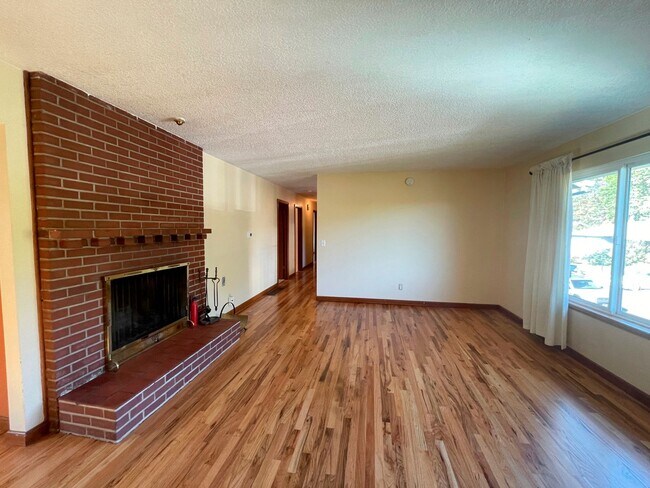 Building Photo - 3338 SW Marigold St