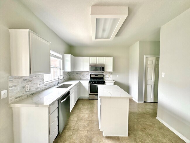 Building Photo - 15410 Fir Woods Ln