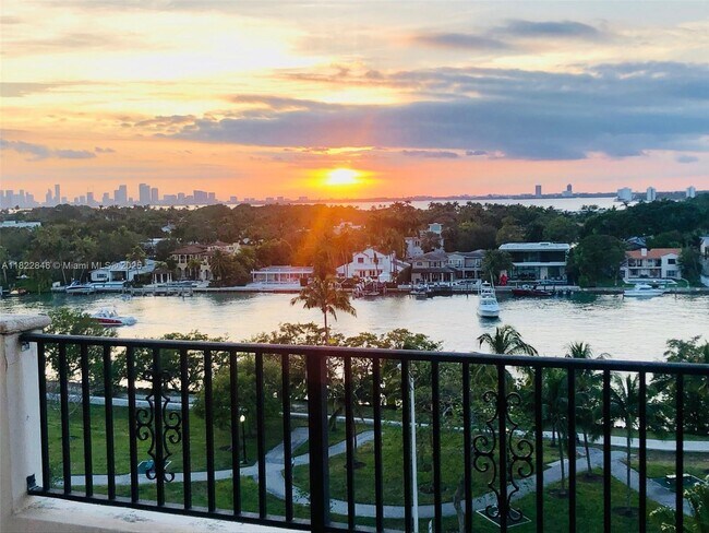 Primary Photo - 6422 Collins Ave