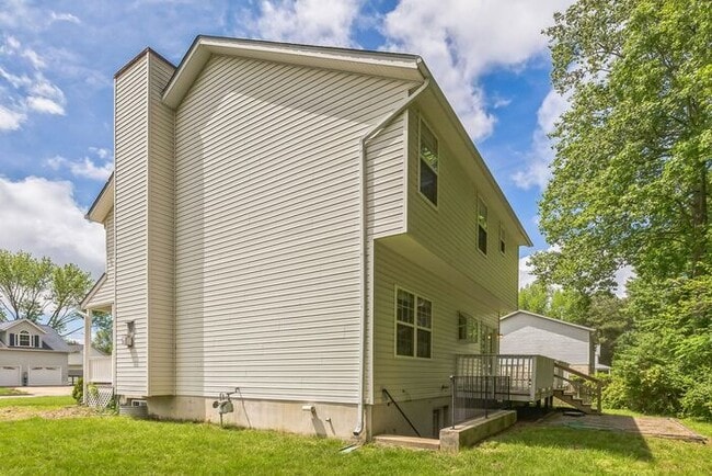 Building Photo - 45808 Meadowlark Dr