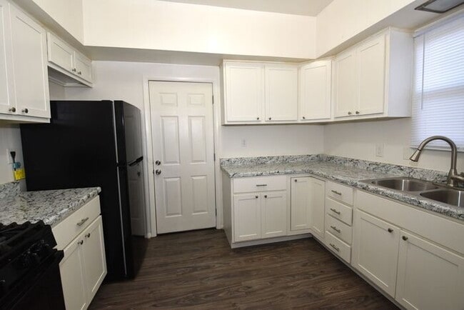 Building Photo - Elkhart 3 bedroom and 2 full baths