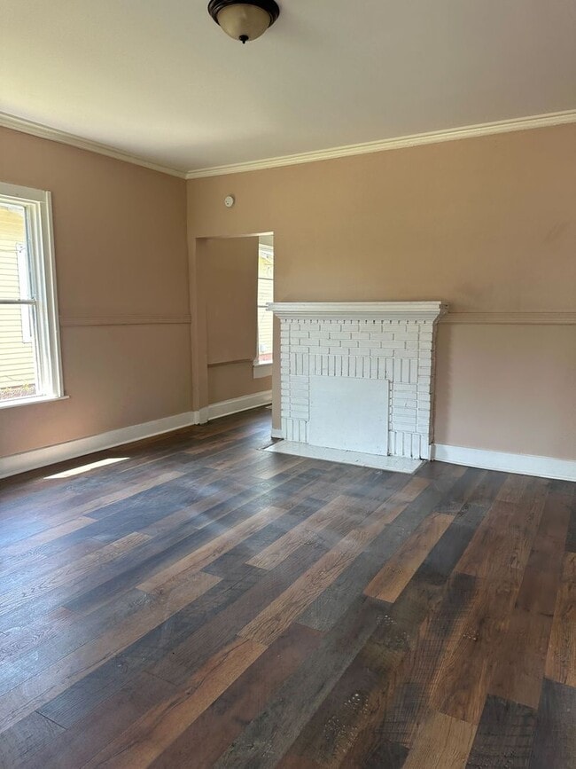 Building Photo - Charming 3-Bedroom, 1-Bathroom Home with Fenced Yard