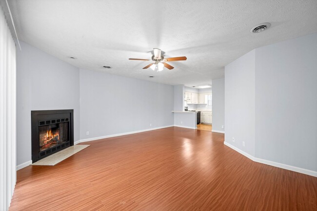 Building Photo - 2 Bedroom Condo For Rent Near Post!