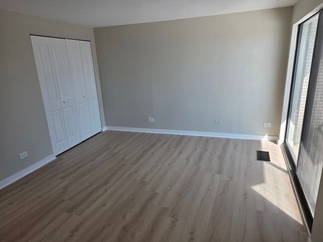 Building Photo - 3900 W 95th St