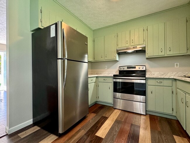 Building Photo - Spacious Duplex with Private Yard & Garage...