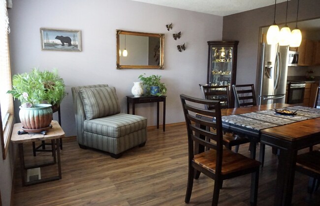 Building Photo - Lake Shore 4 Bedrooms