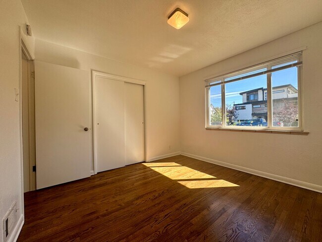 Building Photo - 2 Bedroom, 1 Bathroom Duplex in Denver! Available August!!