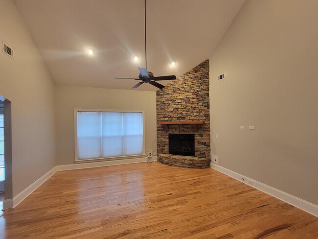 Building Photo - 627 Burgamy Pass