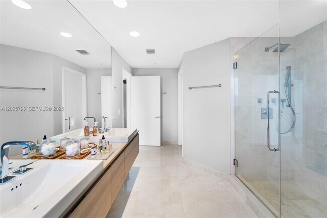 Building Photo - 17111 Biscayne Blvd