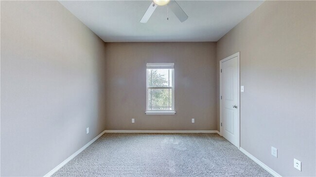 Building Photo - 2700 Horse Haven Ln