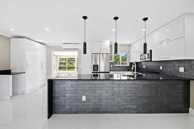Building Photo - 121 Almar Dr