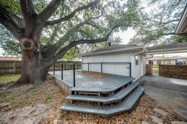 Building Photo - 451 Gentilly Dr