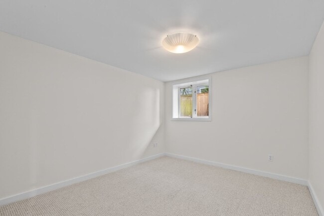 Building Photo - 1Bd/1Ba Seattle Duplex