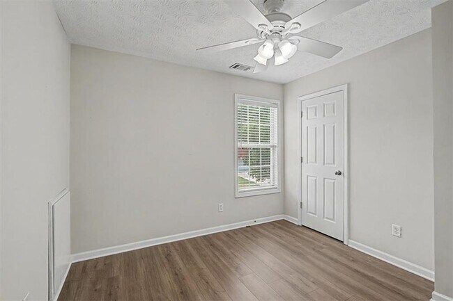Building Photo - 665 Peachtree Trails Dr