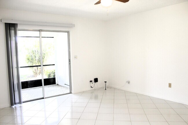 Building Photo - 5620 Queen Palm Ct