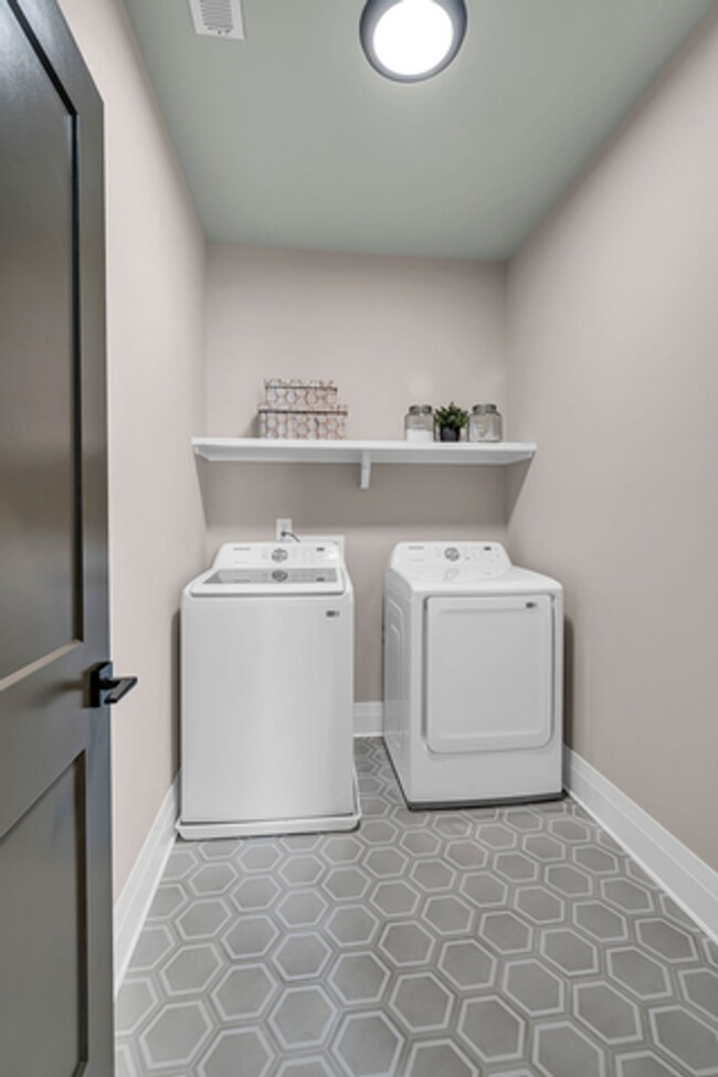 Building Photo - 3-bedroom 3.5 bathroom Home with Modern Am...